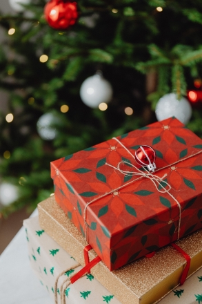 On le sait, la course aux cadeaux de Noël est une source de stress pour de nombreux français. Choisir d’offrir des cadeaux d’occasion peut ajouter une source de stress additionnelle : plus chronophage, plus de déplacements, moins de choix, on peut vite baisser les bras. Mais ne vous inquiétez pas, on a quelques astuces à vous partager pour ne pas abandonner votre envie d’offrir de la seconde main aux enfants à Noël !