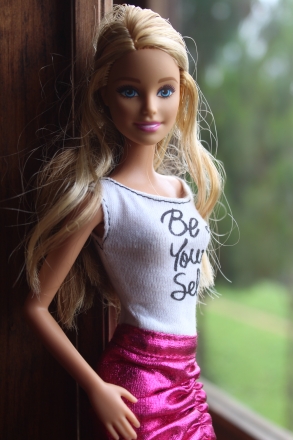 Barbie a traversé les générations sans prendre une ride, et est même remonté tout en haut du podium suite à son passage sur grand écran en 2023. Comment en prendre soin pour qu’elle dure le plus longtemps possible ? On vous en dit plus dans cet article.