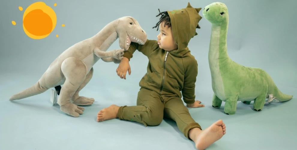 Enfant jouant avec des jouets dinosaures
